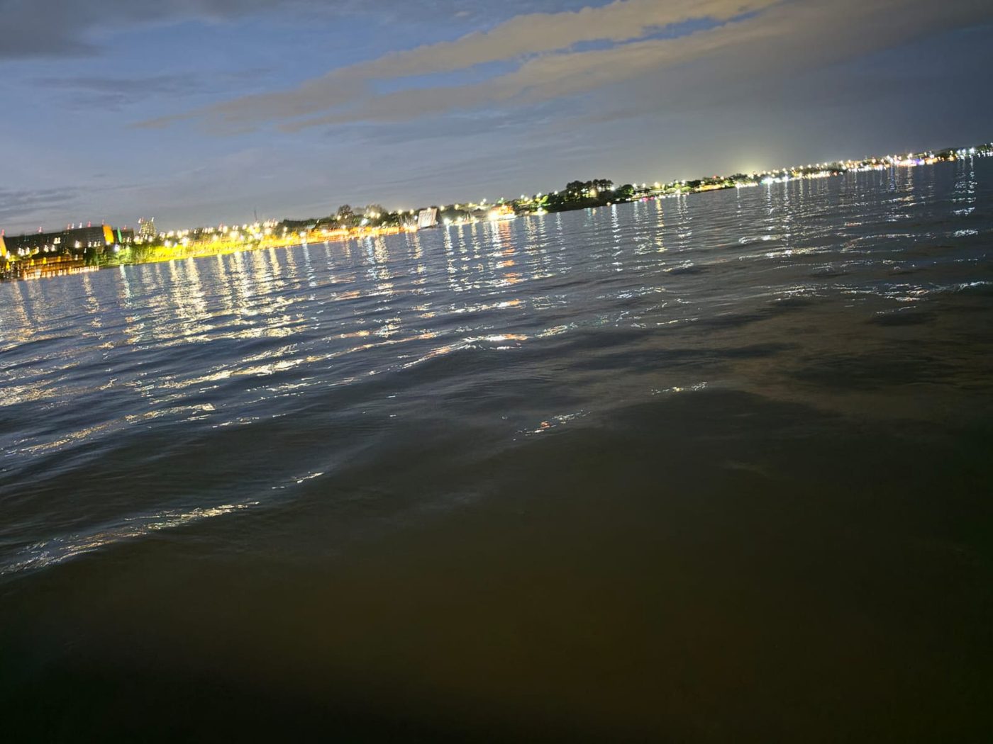 Horizonte noturno sobre o lago
