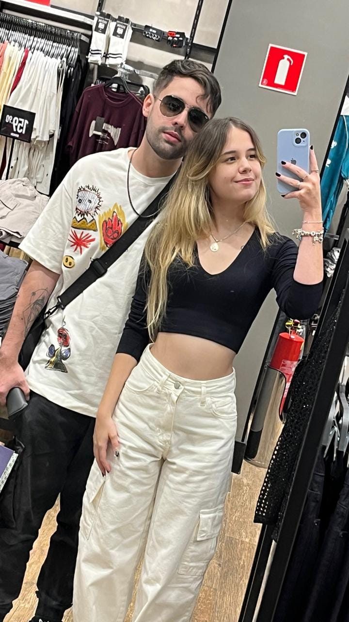 O casal no shopping