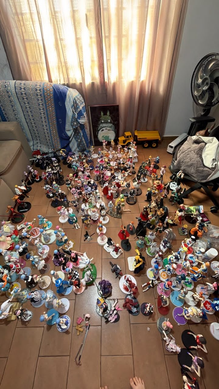Chão coberto de figures