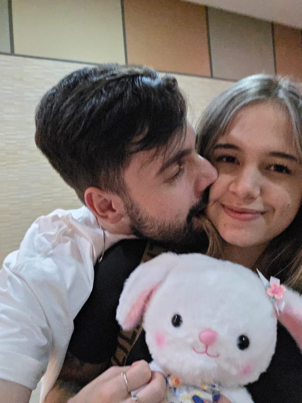 O casal com um ursinho de pelúcia
