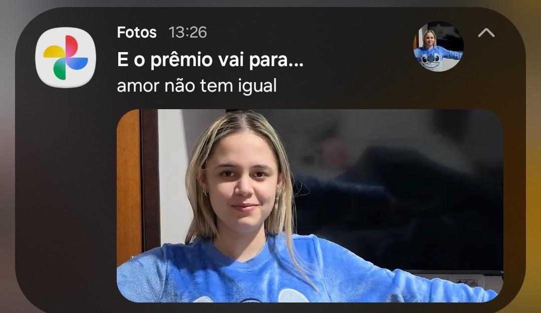 Notificação do Google Fotos com a frase amor não tem igual
