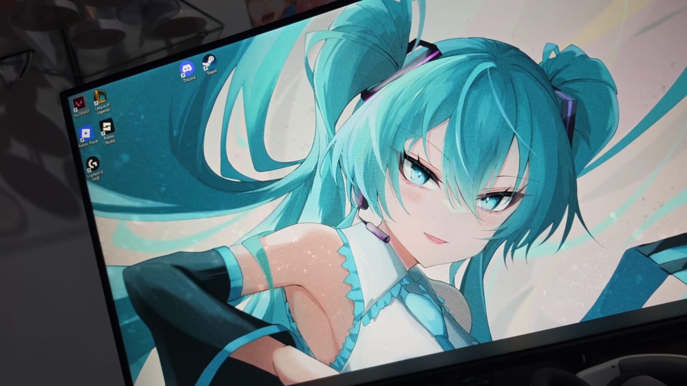Monitor com papel de parede da Miku