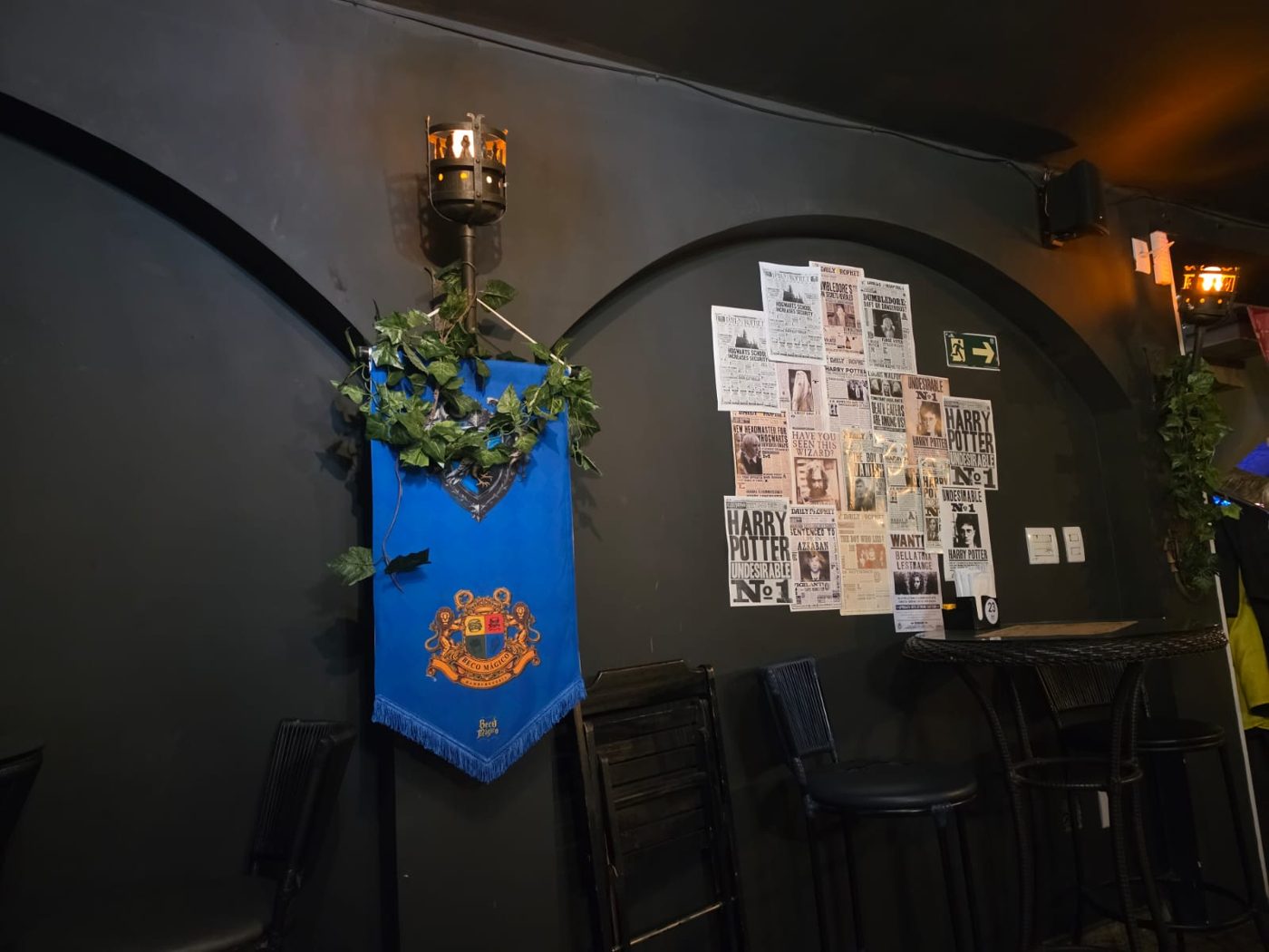 Interior do bar com bandeira azul