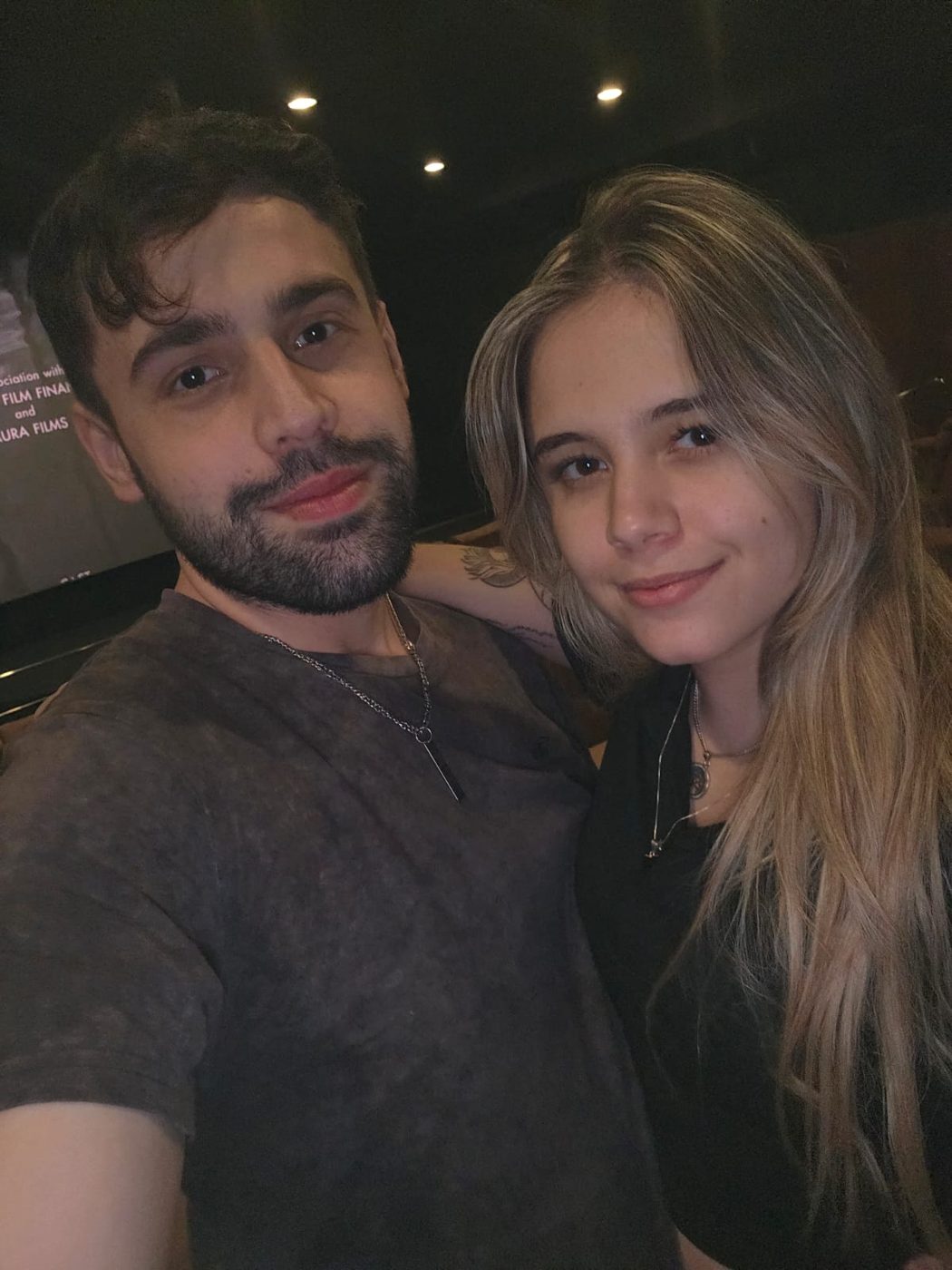 Selfie do casal à noite