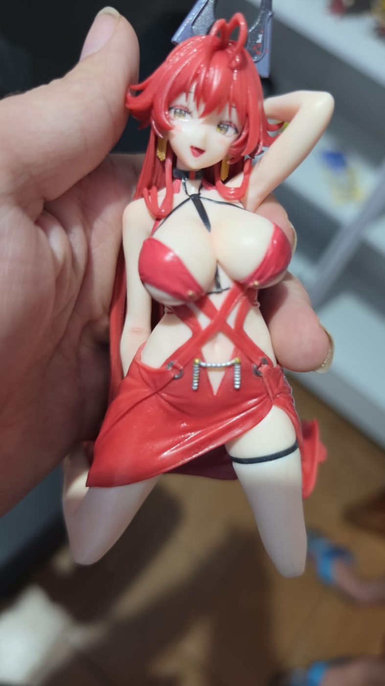 Figure de vestido vermelho