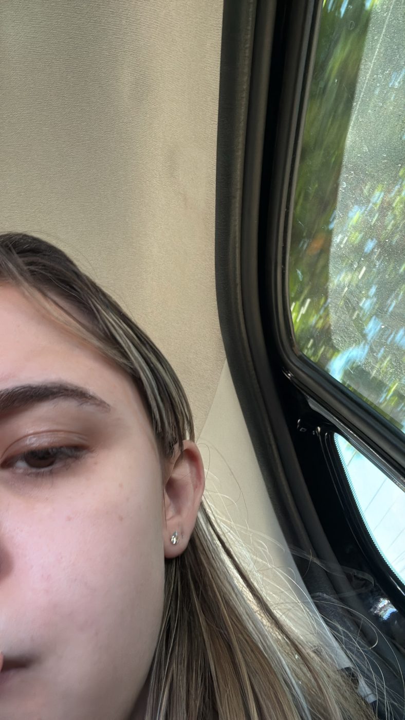 Ela olhando pela janela durante a viagem
