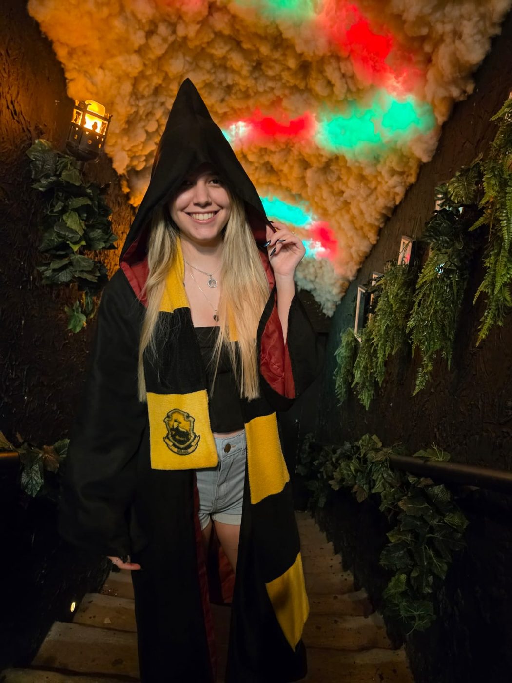 Ela vestida de bruxa em ensaio fotográfico