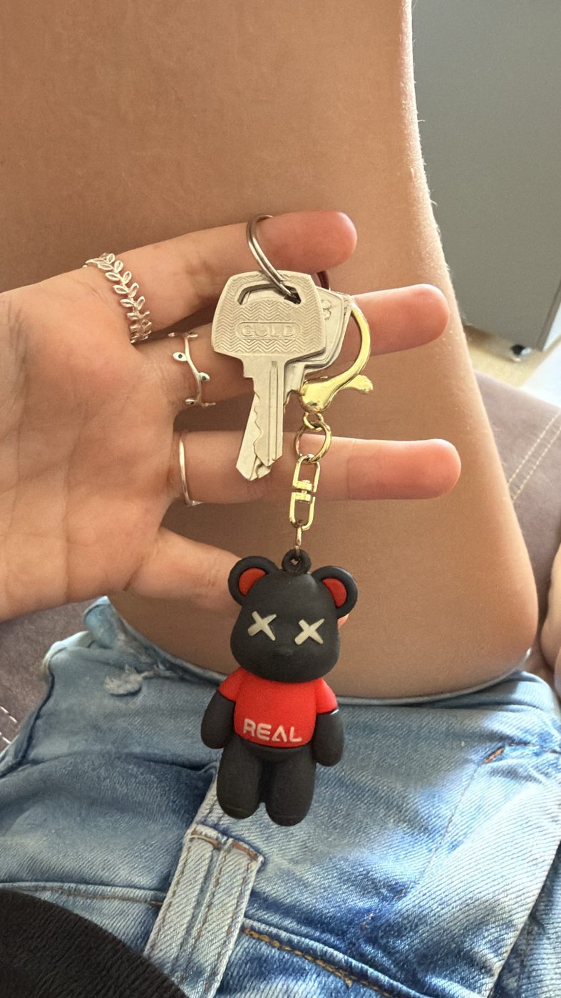 Chaveiro de ursinho na mão