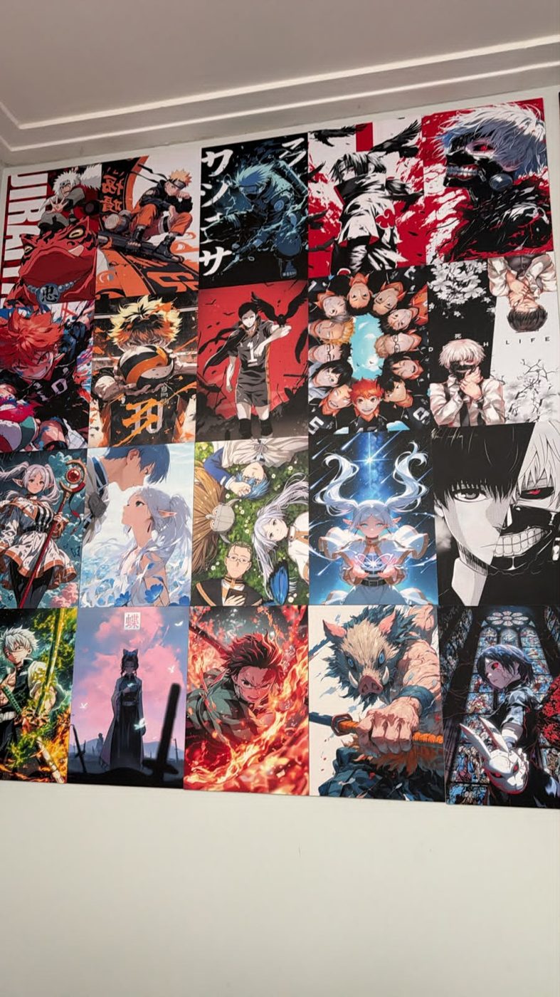 Parede coberta de pôsteres de anime