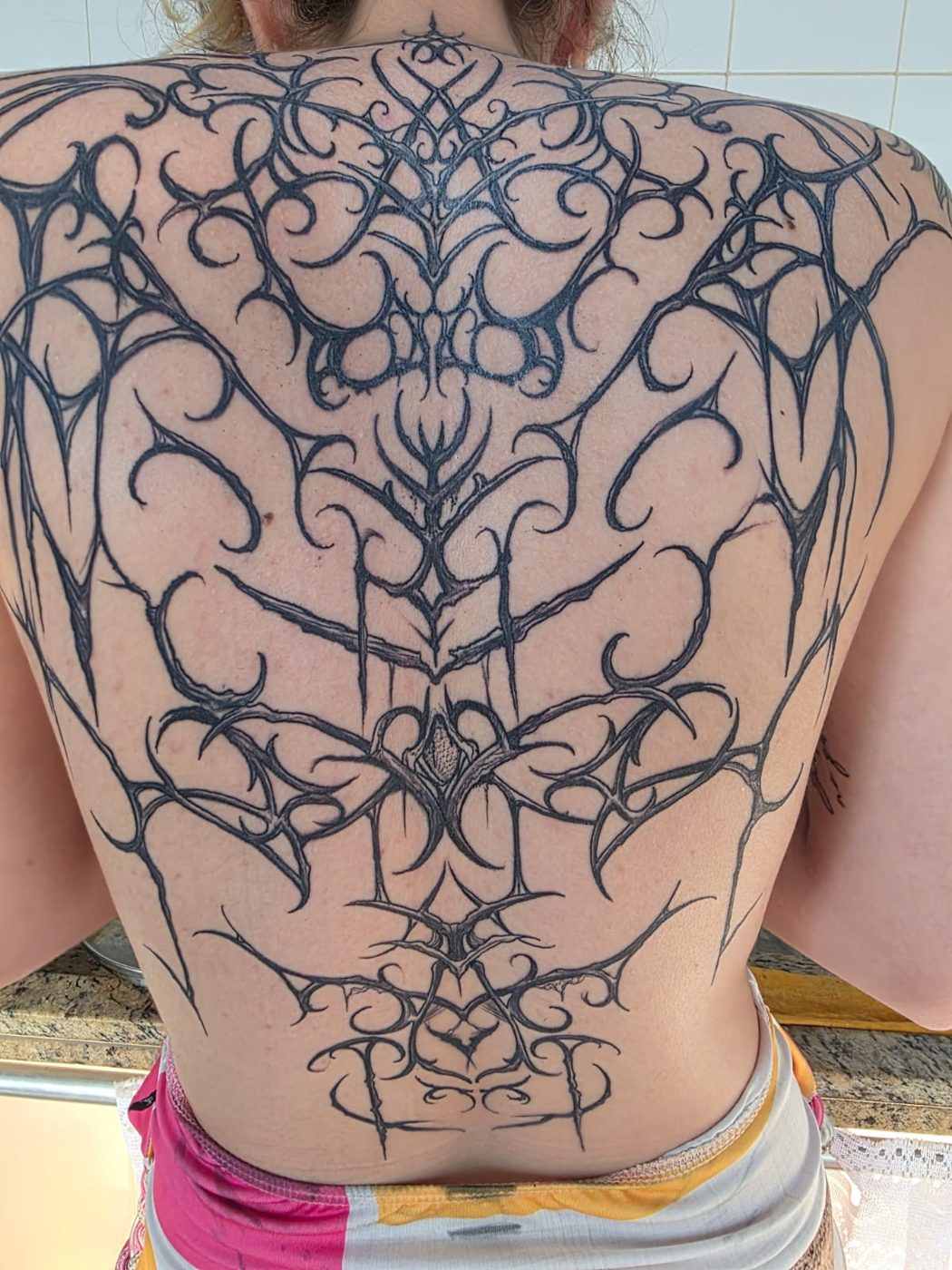 Tatuagem nas costas dela