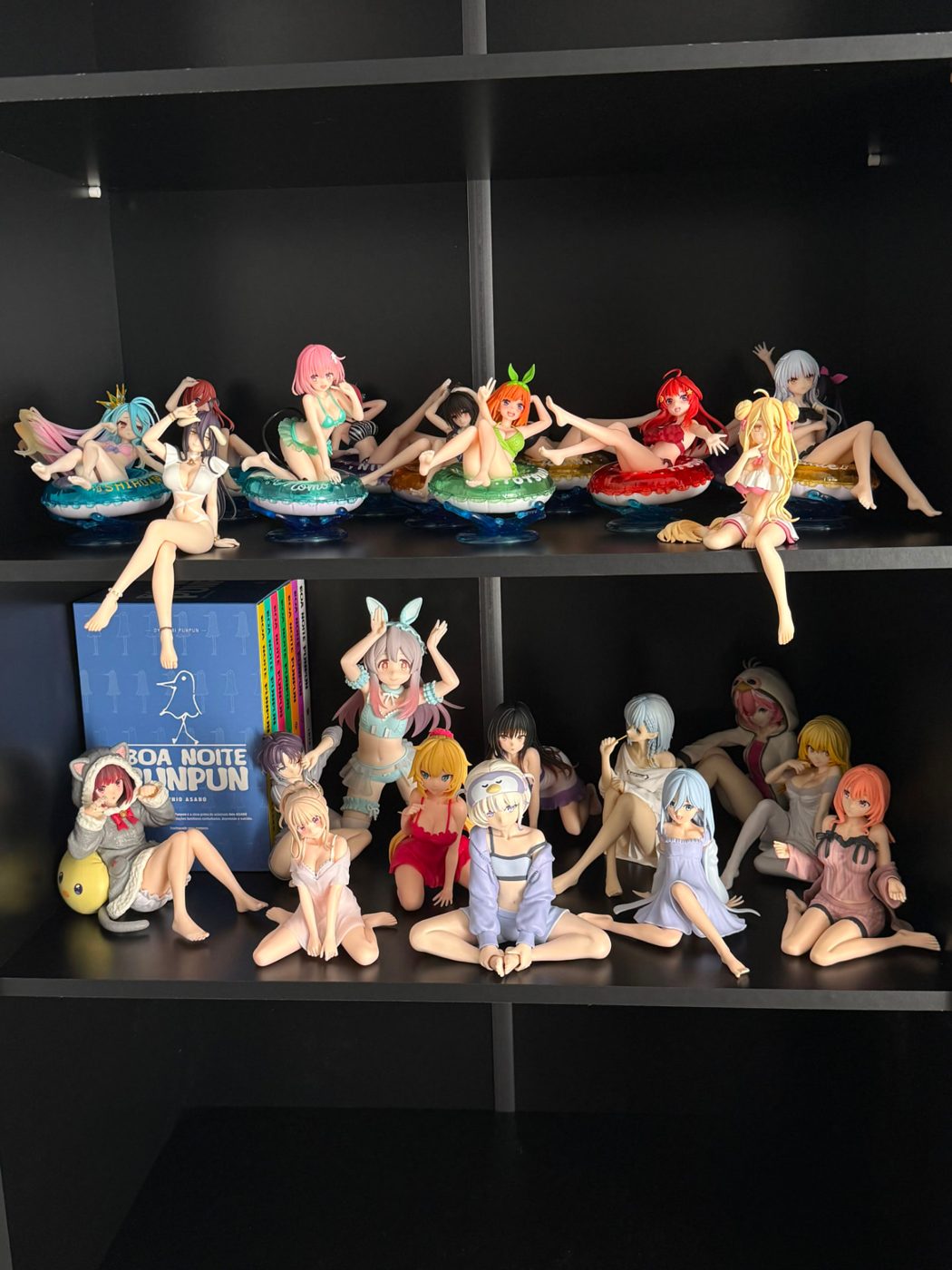 Figures em prateleira preta