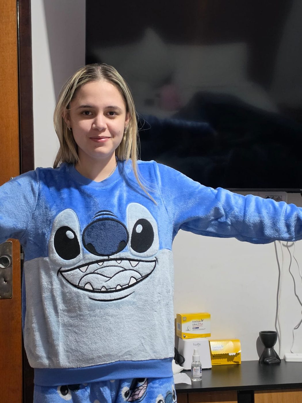 Ela de pijama do Stitch