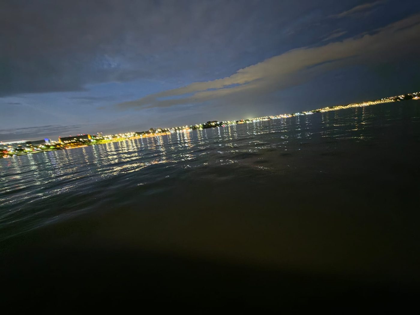 Luzes refletidas na água à noite